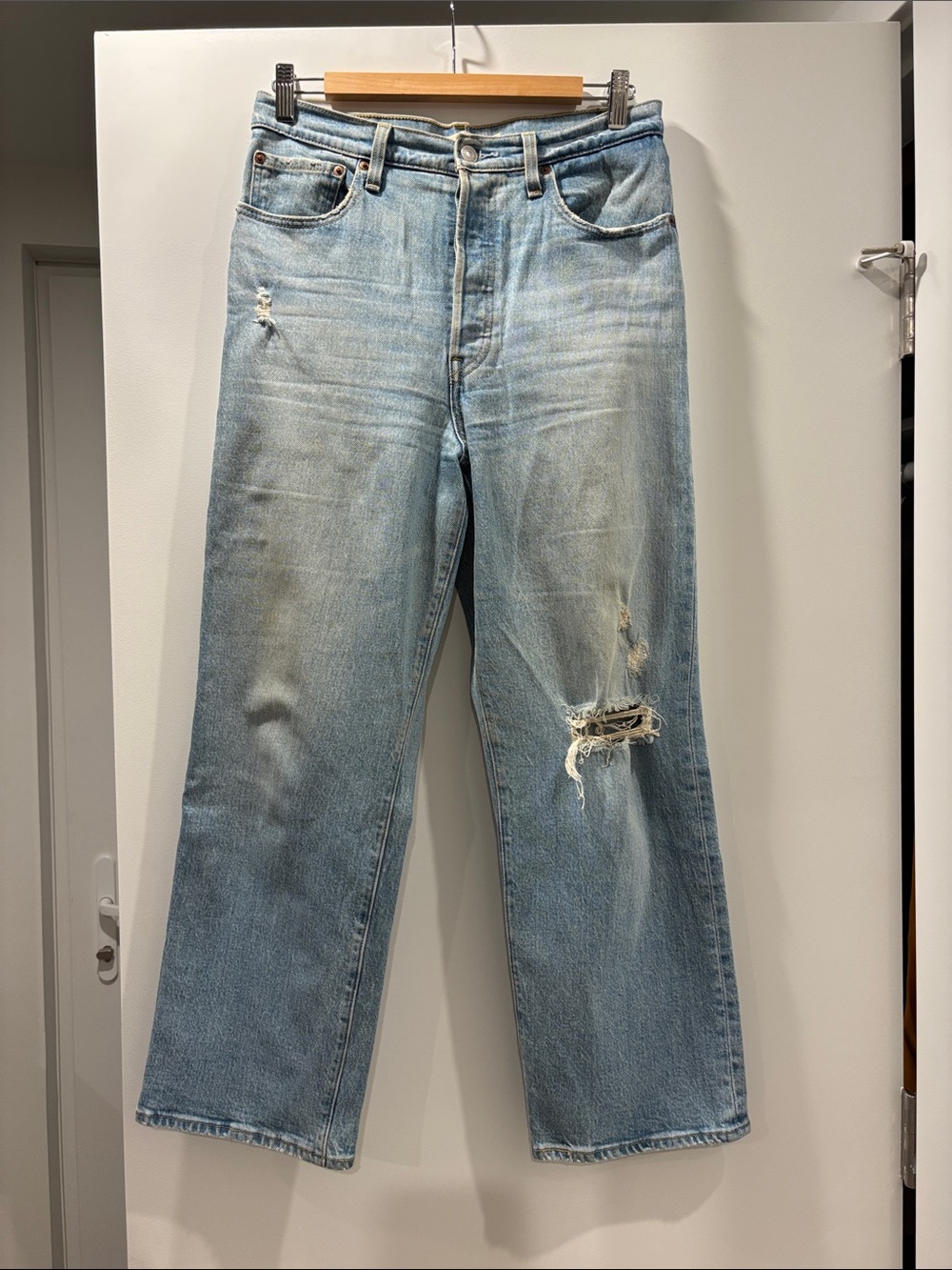 Leviโs Ribcage Straight Light Blue Distressed Jeans W29